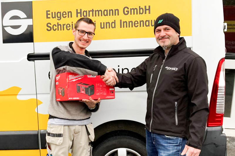 Tobias Hartmann (à gauche) de la société « Eugen Hartmann GmbH » de Hägglingen (AG) reçoit sa radio d’atelier et de chantier des mains du collaborateur de Gyso.