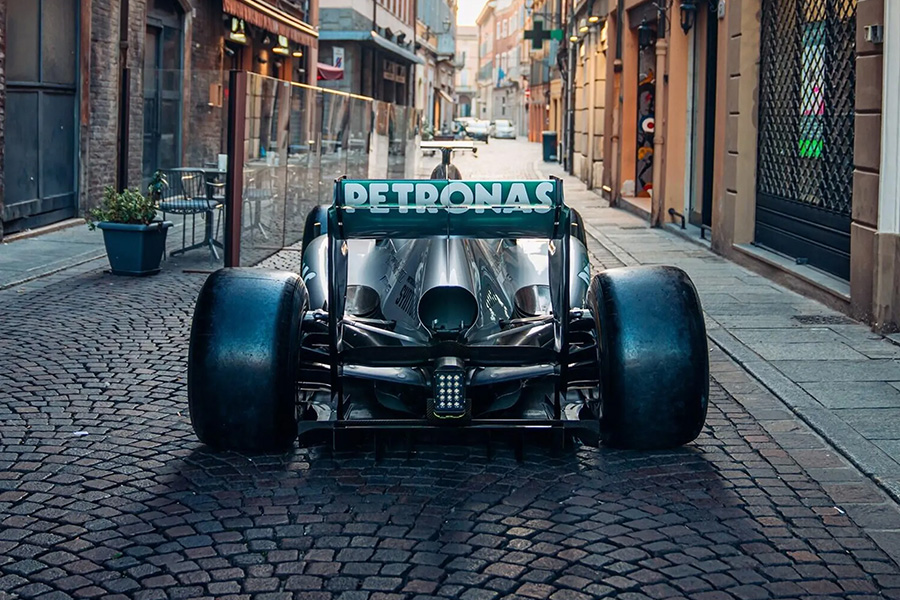 La voiture de course vendue aux enchères est celle qu’Hamilton a conduite dans 14 de 19 courses de 2013.  Photo : RM Sotheby’s