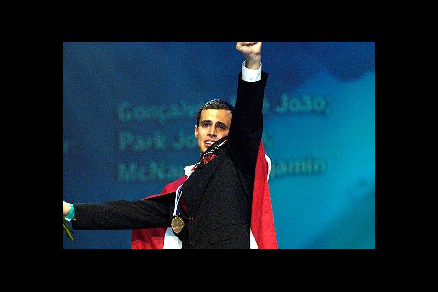 . . . et 2005 dans la pose du vainqueur en tant que champion du monde.