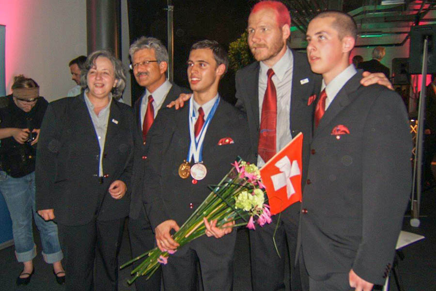 Le champion du monde avec son coach Willi Frei (2e depuis la gauche). 