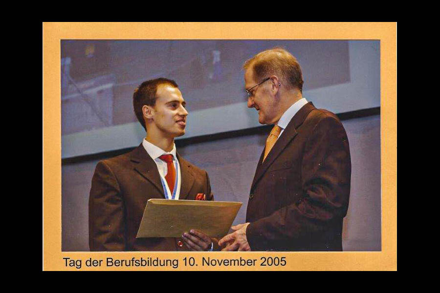 Beaucoup d’honneur: Le conseiller fédéral Joseph Deiss, membre du gouvernement de 1999 à 2006, félicite le jeune carrossier-peintre lors de la Journée de la Formation. 