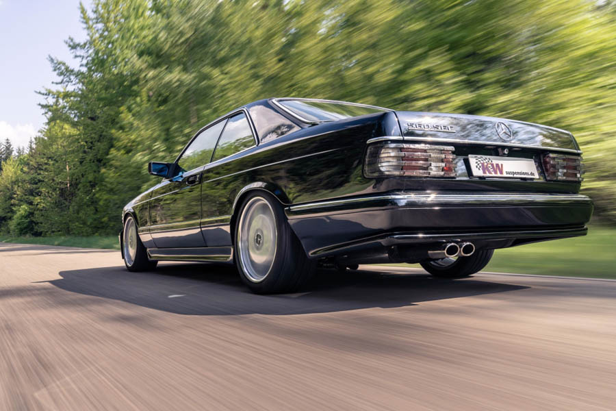 Grâce à «KW», la Mercedes-Benz 560 SEC (C126) gagne en dynamisme et en confort de conduite moderne.