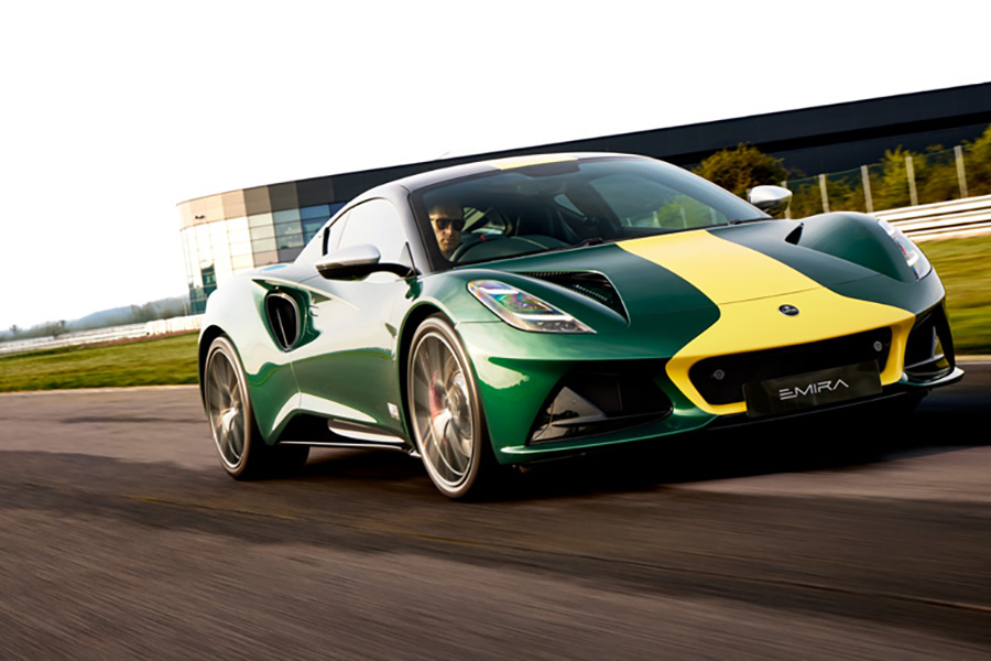 L’Emira Clark Edition en Clark Racing Green – avec une bande jaune pour rappeler la voiture victorieuse à Indianapolis. 400 ch, zéro fioriture. Le purisme d’hier, aiguisé pour aujourd’hui.