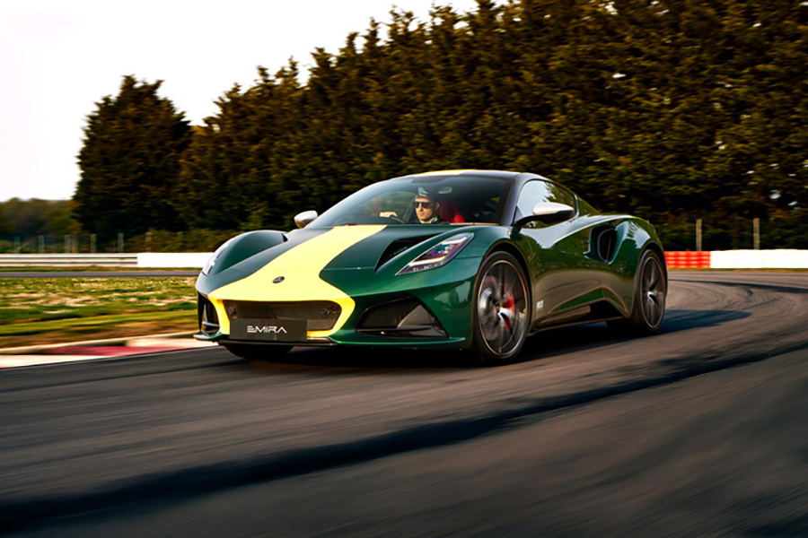 L’Emira en action : chez Lotus, l’histoire ne prend pas la poussière, elle glisse sur la piste. Mode circuit, boîte manuelle, bande-son qui répond sans poser de question.