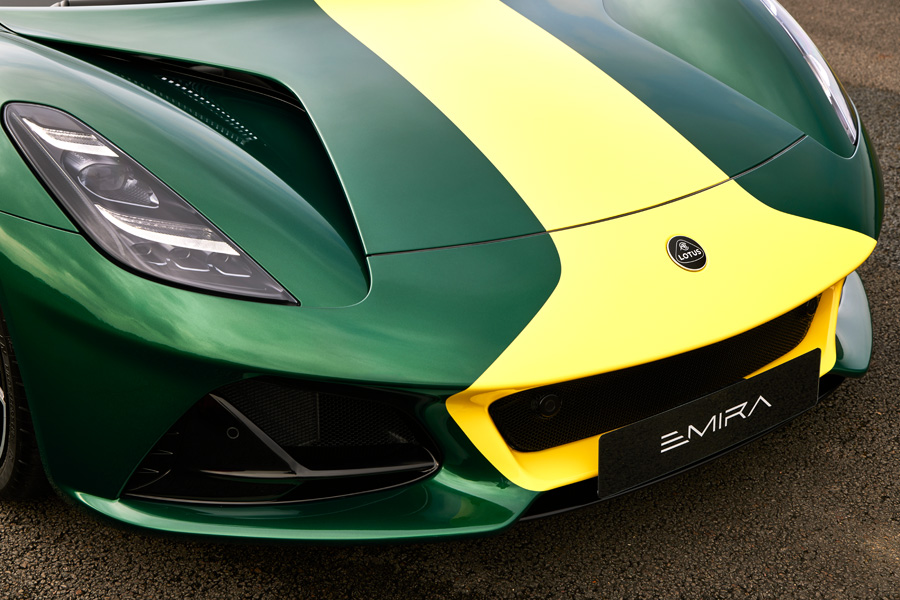 Logo Lotus, spoiler jaune, prise d’air proéminente : ici, on ne conduit pas seulement – on cite. Un design frontal qui dit « Jim Clark » sans ouvrir la bouche.