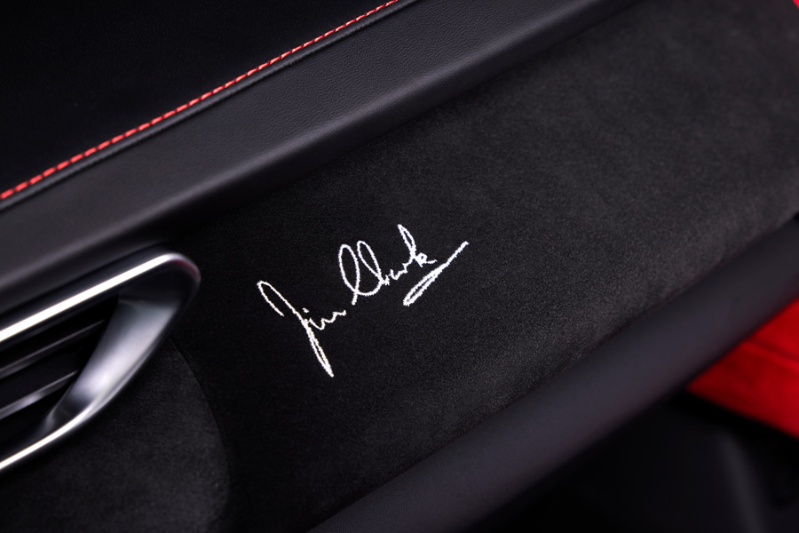 La signature de Jim Clark sur le tableau de bord – pas une déco, un sceau. Un détail qui raconte plus de sport auto que certains panthéons entiers.