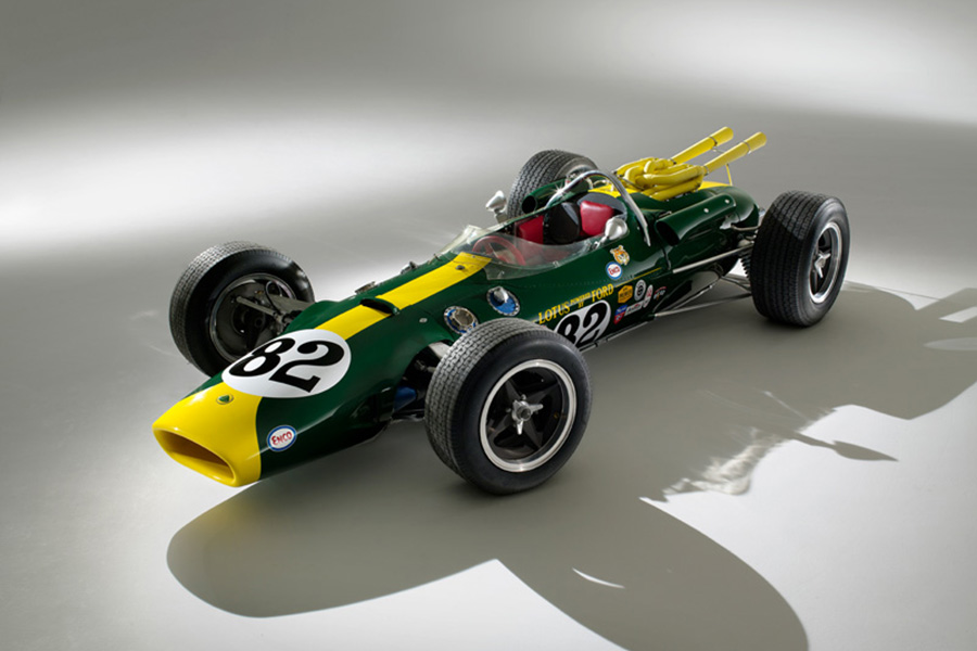 Cette voiture-là, Clark l’a menée à la victoire à Indy en 1965. Aujourd’hui, elle trône comme un jalon sculpté dans la pierre – ADN pur de l’Emira Clark Edition.