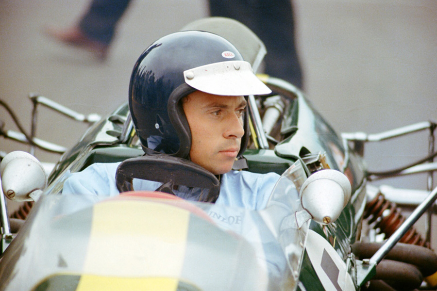 Jim Clark dans son élément : impassible, concentré, prêt. L’homme qui allait plus vite que sa réputation – et qui ne s’en est jamais débarrassé.