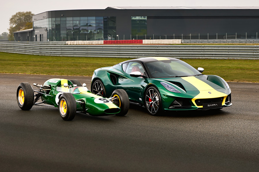 Gènes Lotus comparés : à gauche, la gagnante d’Indy 1965 ; à droite, l’Emira Clark Edition. Deux icônes séparées par la technique, unies par l’attitude.