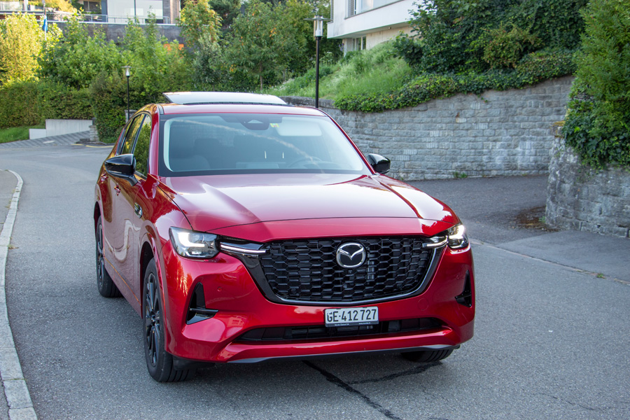 Ordre de grandeur : avec une longueur de 4,74 mètres, la CX-60 est environ cinq centimètres plus grande qu’une BMW X3, mais presque 18 centimètres plus courte que la X5. 