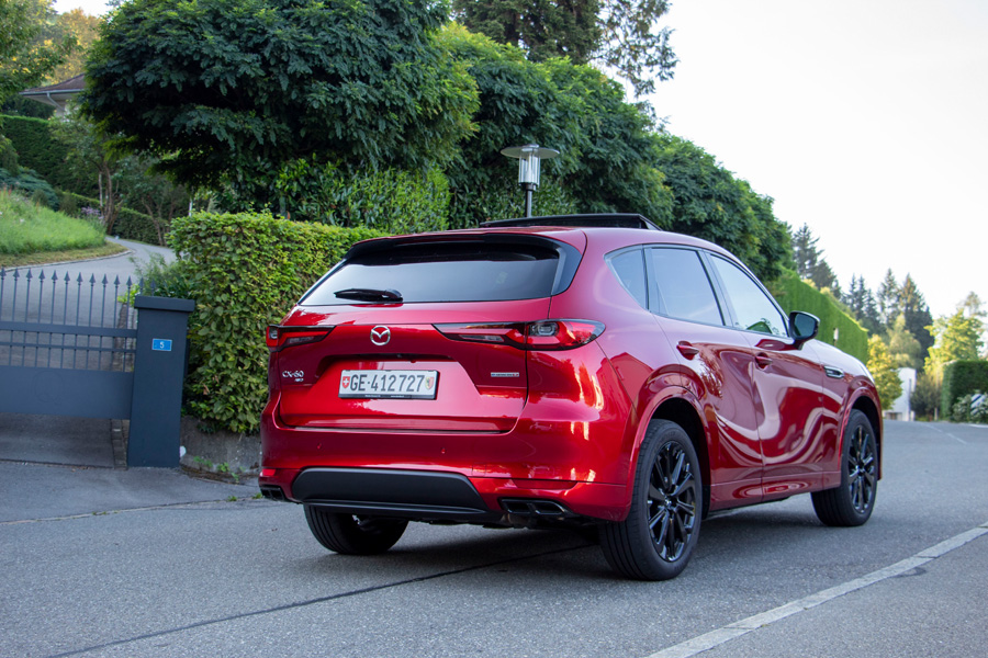 Avec ses six cylindres et les deux sorties d’échappement de chaque côté, la nouvelle Mazda ne fait pas dans la modestie.