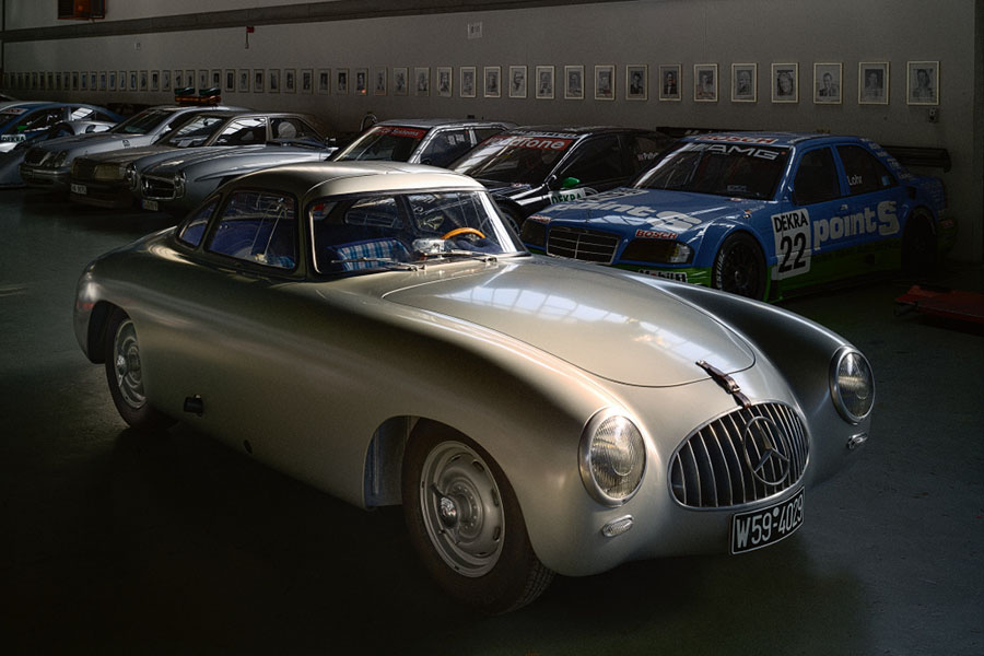Le livre "Salles saintes" donne un aperçu de la collection de véhicules Mercedes-Benz Classic.