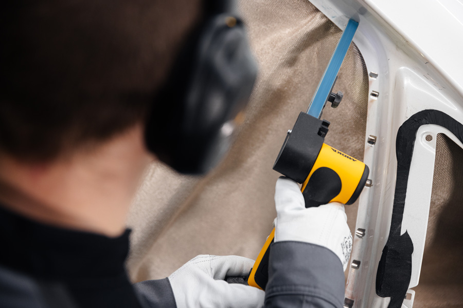 La meuleuse d’angle sans fil « Angos ARG-B 200 » et ses têtes de fraisage et disques à tronçonner permettent au carrossier de travailler de manière flexible dans des endroits difficilement accessibles.