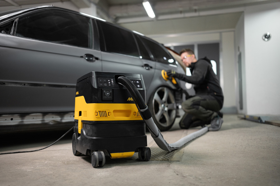 L’aspirateur industriel « Dexos » dispose de deux prises de courant pour les outils et convient à une utilisation humide et sèche. 