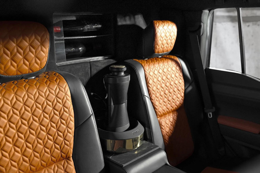 Le design intérieur associe voiture de luxe et cuisine de banlieue : le…