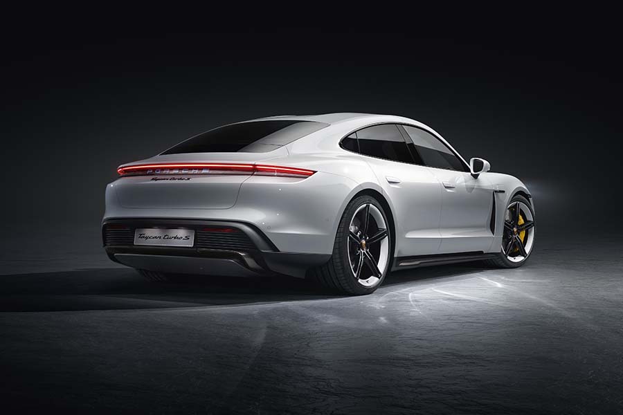 D’autres éléments innovants, tels que le logo Porsche en verre optique intégré dans la bande lumineuse à l’arrière, font partie de l’équipement.