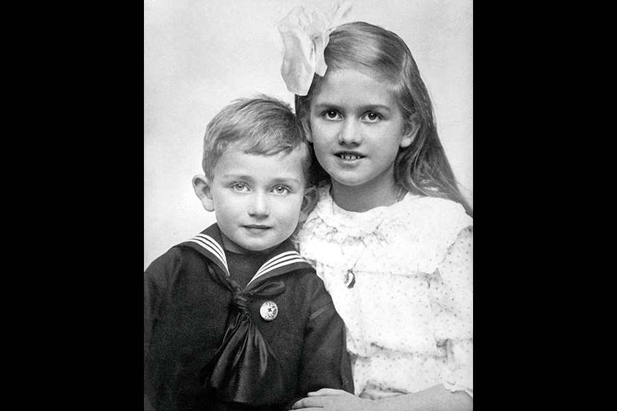 Une foule d’enfants : les grands-parents Porsche avec leurs petits-enfants Ernst et Louise Piëch ainsi que, assis, Ferdinand Piëch, Gerd et F.A. Porsche. 