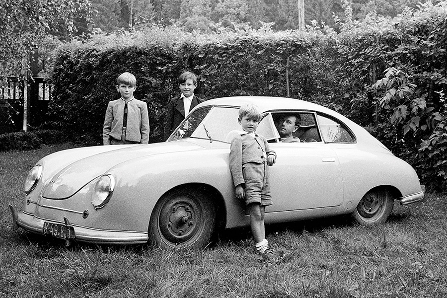 Fête de mariage : Louise Porsche et Anton Piëch se marient le 28 juin 1928. Assis à gauche, les parents du marié, Hermine et Anton Paul Piëch, assis à droite, Aloisia et Ferdinand Porsche. Ferry Porsche est visible entre les mariés.