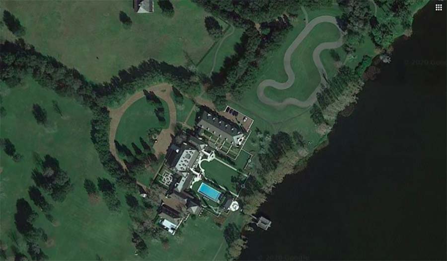 Le circuit (en haut de l’image) se trouve pratiquement au bord de l’eau.