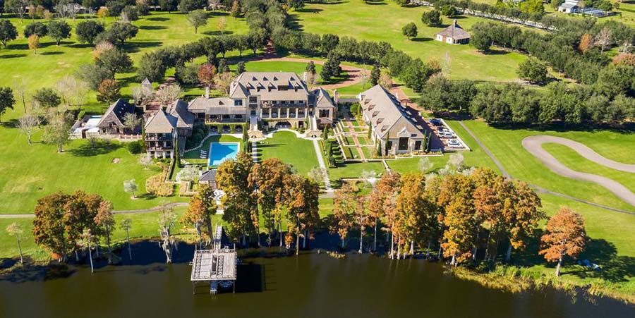 Le prix de 17,5 millions de dollars comprend un terrain de 36 hectares, une maison d’habitation et un hangar à bateaux (à l’avant gauche de l’image). 
