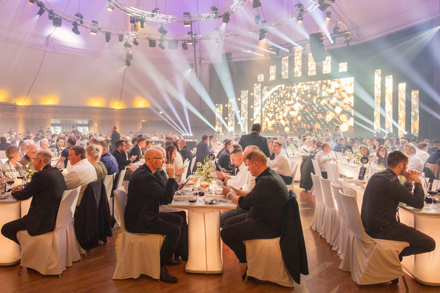 Ambiance féérique : les invités savourent la soirée dans le décor festif du « Dome ».