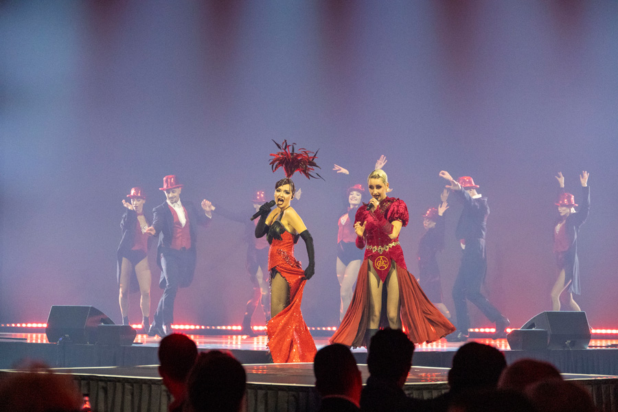 … et des rythmes enivrants, les deux chanteuses…