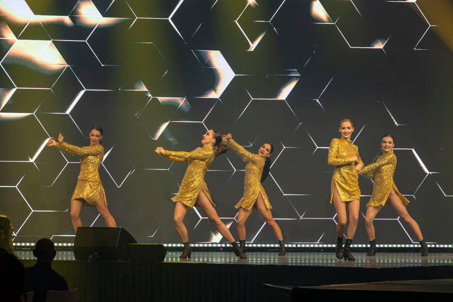 Avec des mouvements fluides : les cinq danseuses et leurs deux…