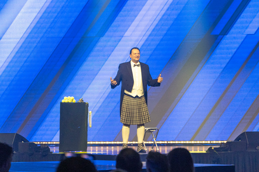 Une prestation grandiose : Steve Eleky, en kilt, enchante avec…