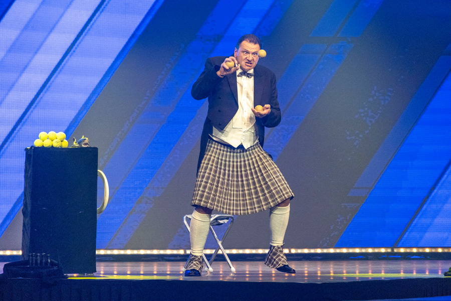 … jongler avec un talent et une expressivité qui font rire aux éclats.