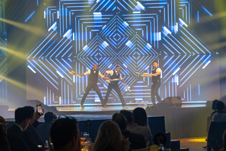 Impossible à imiter : la performance de la « boygroup » jongleuse inclut…