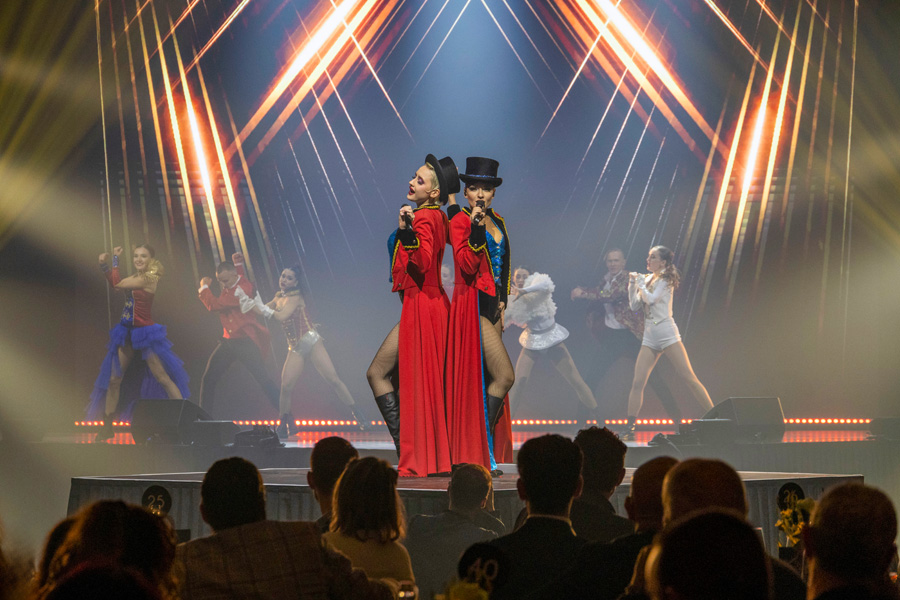 … avec les deux chanteuses se rassemble une dernière fois sur scène…