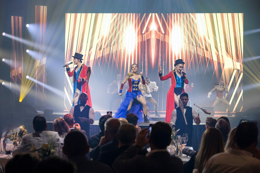 … et fait ses adieux en musique et en danse.