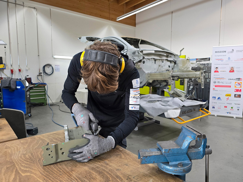 Travaux de préparation sur le longeron : ponçage des surfaces à souder. 