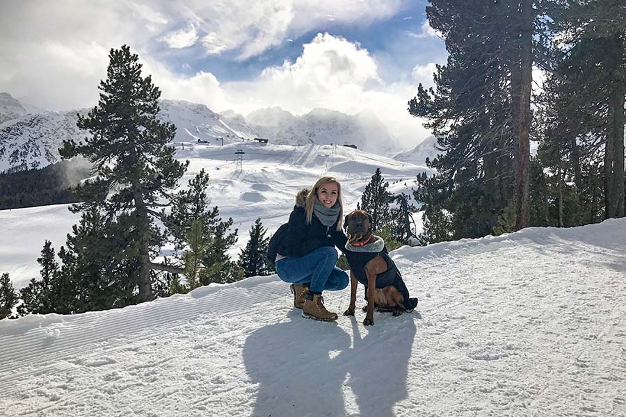 Linda Gysi et Gina, sa chienne de race Rhodesian Ridgeback, apprécient pleinement les montagnes et la marche.