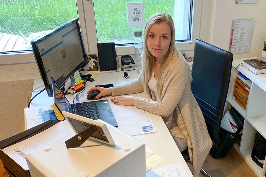 La conseillère de vente Linda Gysi aime travailler sur l’ordinateur et adore le contact avec les gens.  