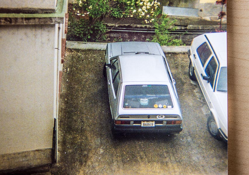 . . . la première voiture de Madame Bitterli – photographiée devant son balcon dans les années quatre-vingt.