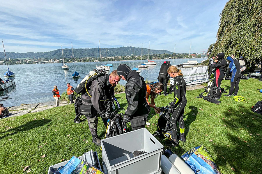 « Clean up » est le nom de l’opération annuelle de nettoyage du lac de Zurich. Les Graf sont bien sûr de la partie.