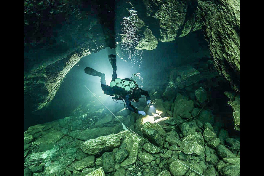 . . . les plongeurs. Il et fait partie du « Sac Actun » - la plus grande formation de grottes souterraines du monde.