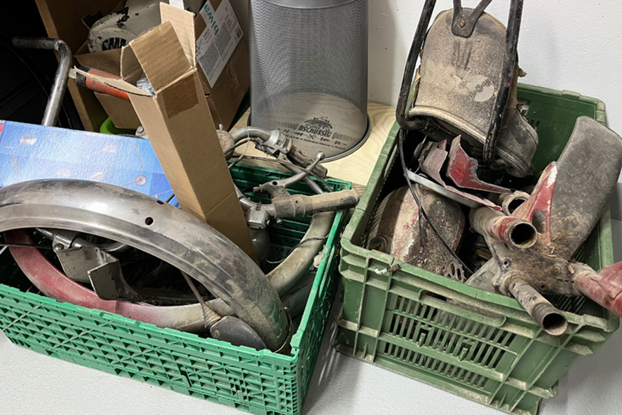 A été livré principalement en pièces détachées : ce Pony . . .