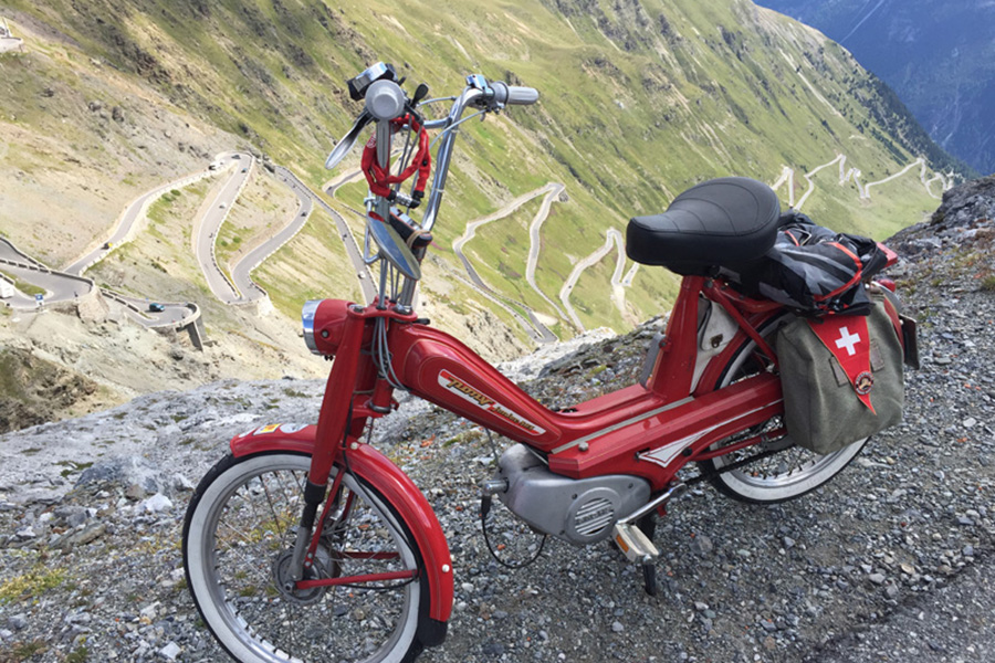 En pleine nature : avec le « Pony GT Sachs » au sommet du col de Stelvio.