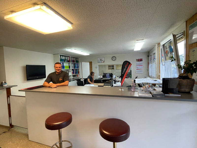 Yves Pfeiffer, propriétaire et directeur, accueille personnellement la clientèle.