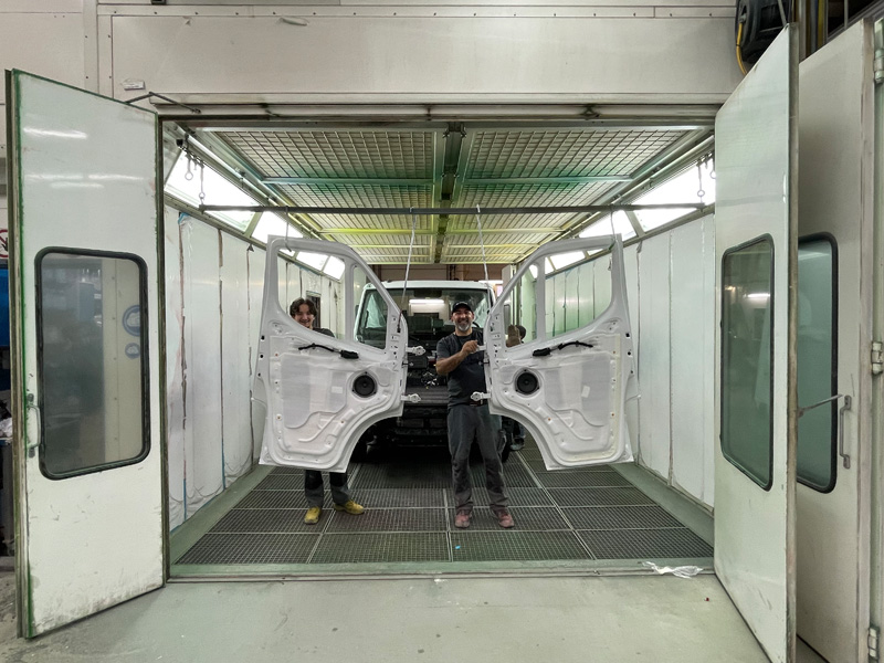 Ça met de bonne humeur : une commande exigeante est en cours d’exécution dans la cabine de peinture. 