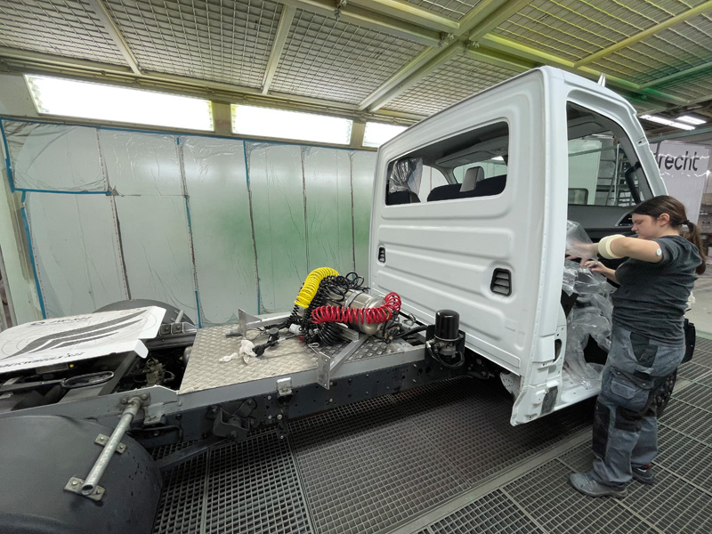 Derniers préparatifs : Dans un instant, la camionnette sera à nouveau comme neuve.