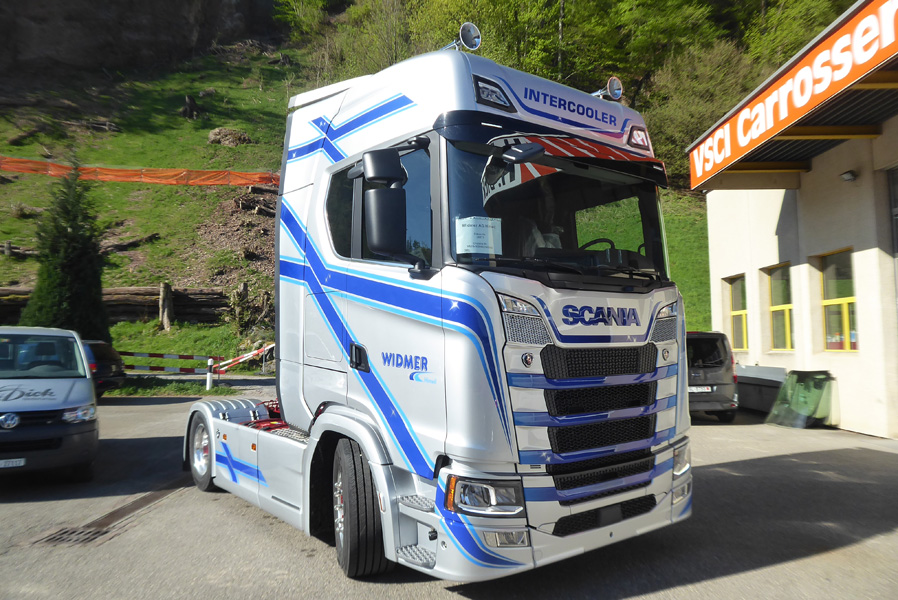 Aucune commande est trop importante ou trop difficile : ici, une peinture spéciale a été commandée sur un véhicule tracteur.
