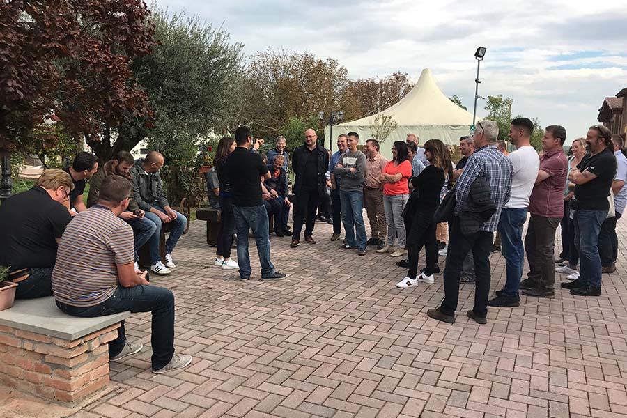 Suite du programme: Le groupe du «Spies Hecker CUI Profi-Club» devant l’Azienda Agricola Leonardi.