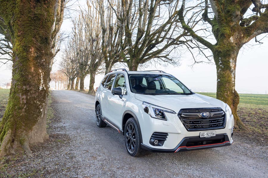 L’avant du Forester a été modifiée: il comporte une calandre au nouveau design et de nouveaux pare-chocs. 