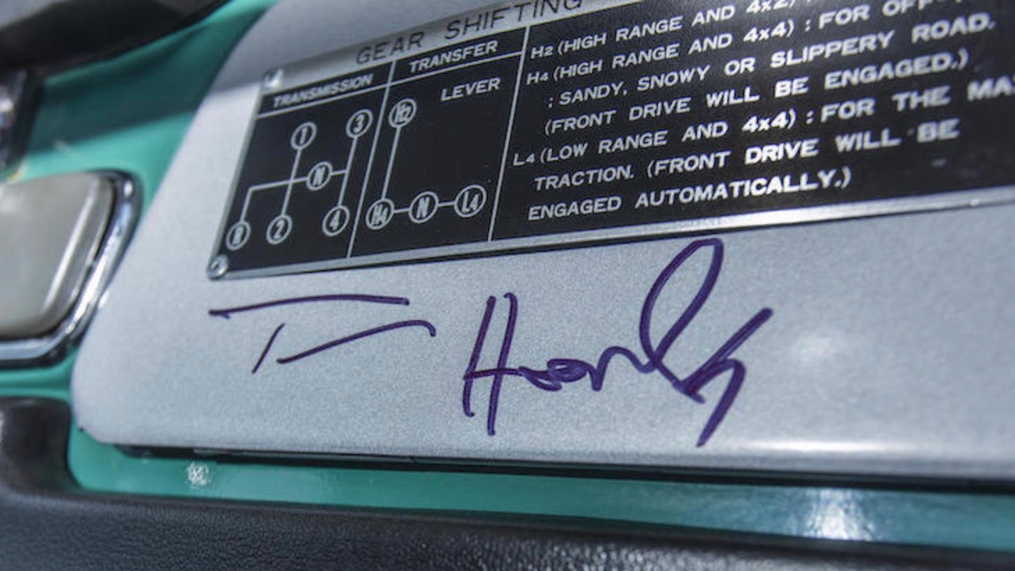 Décor intérieur: Le tableau de bord du Land Cruiser porte la  signature originale de Hanks.   Photo: Bonhams