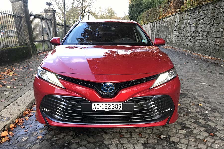 La berline hybride de Toyota roule souvent en mode électrique.
