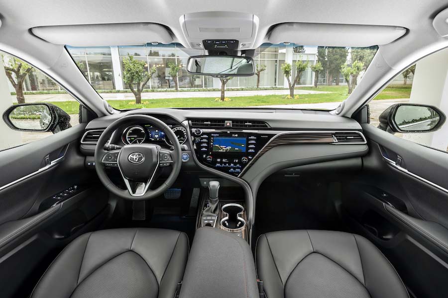 La Camry n’entre sur le marché européen qu’en version hybride. Lors de notre test de conduite, effectué de manière retenue, elle s’est contentée de 4,92 litres d’essence.