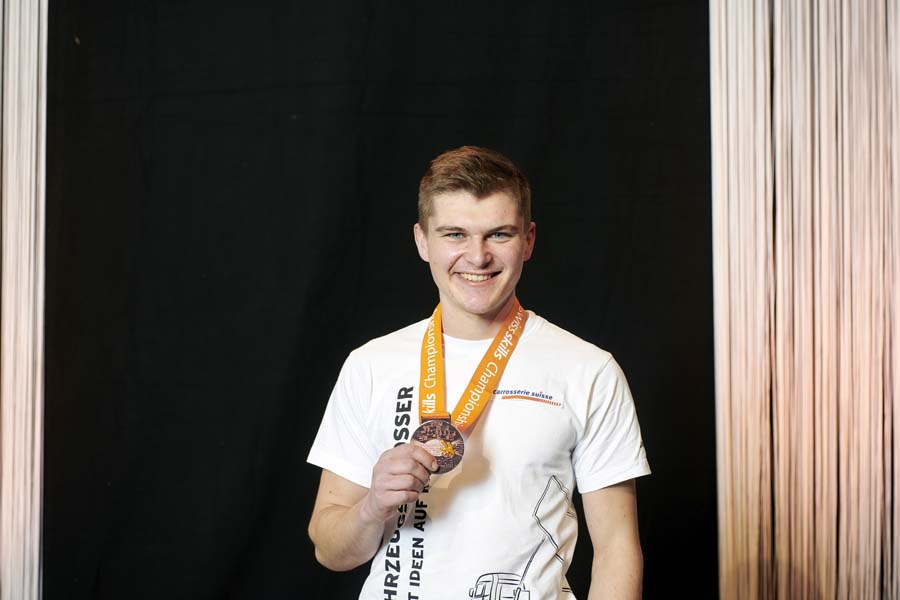 Le Bernois Silvan Bruni, médaillé de bronze, suit de près le duo gagnant de Suisse centrale. 